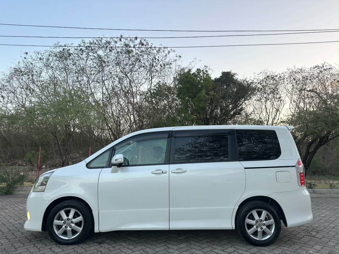 TOYOTA NOAH NEW MODEL Si thumbnail 8